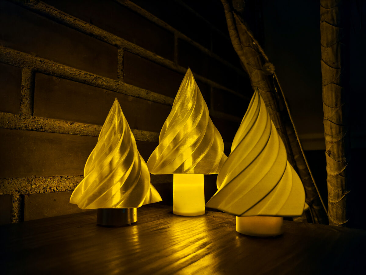 Kiki – Candlelit Christmas Tree