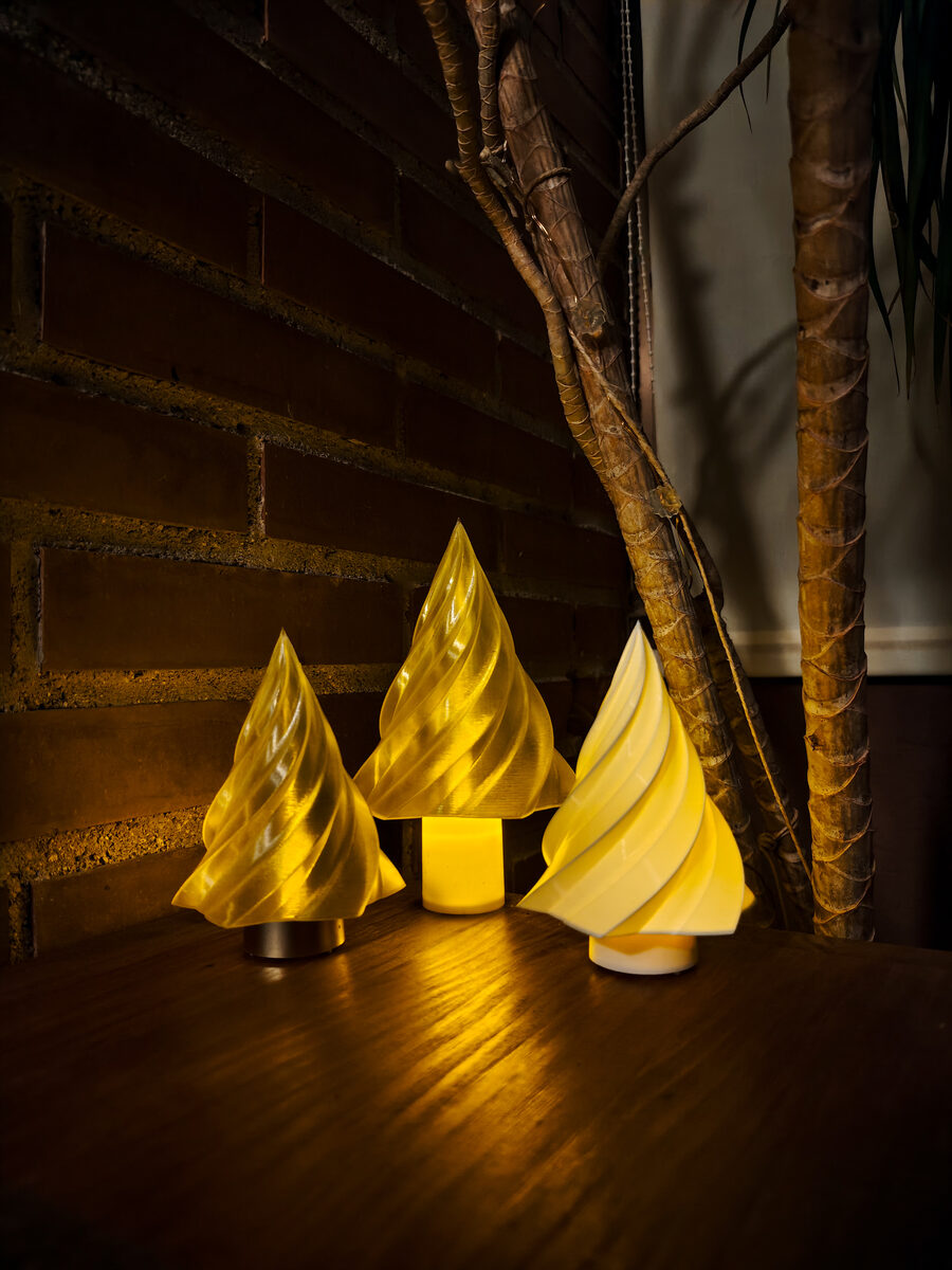 Kiki – Candlelit Christmas Tree
