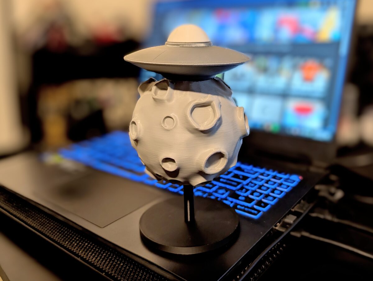 Parked on the Moon UFO Figure - No AMS