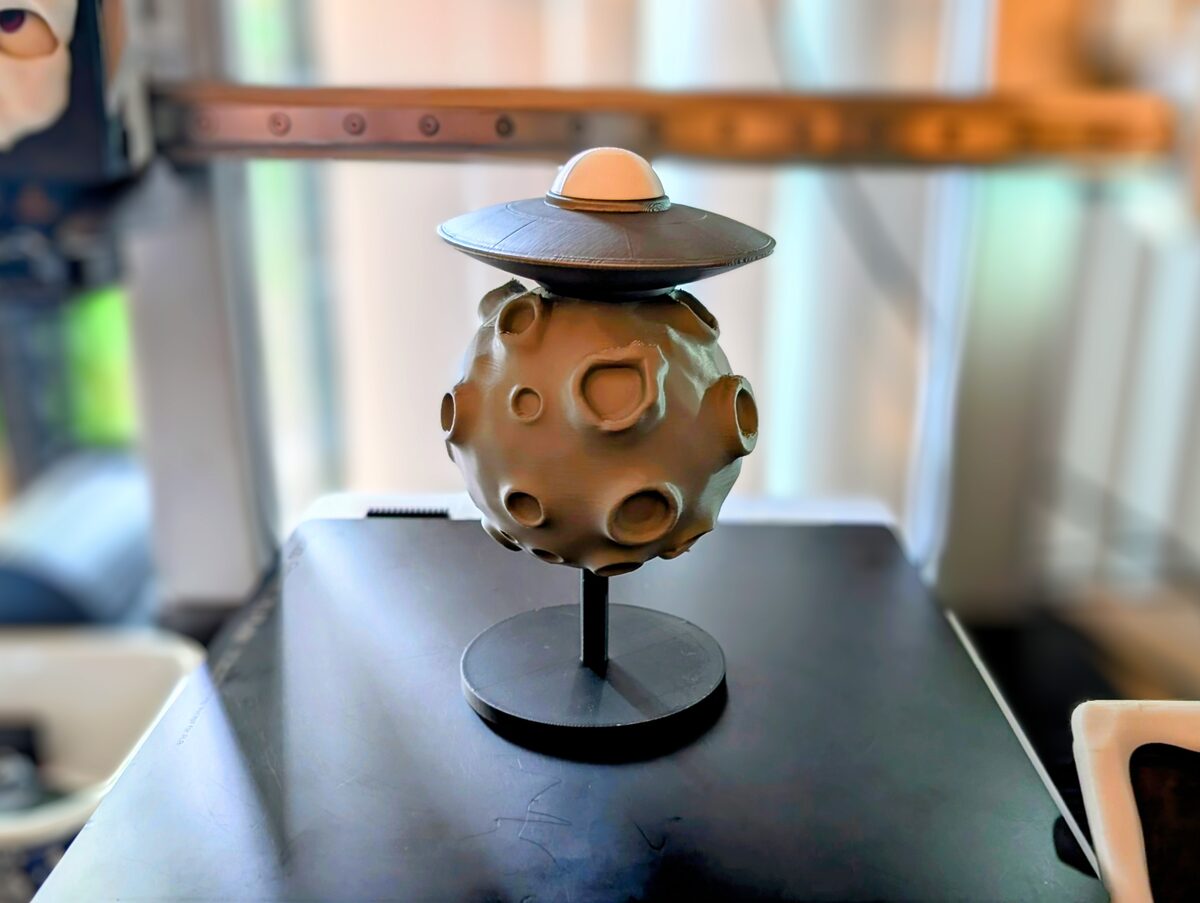 Parked on the Moon UFO Figure - No AMS