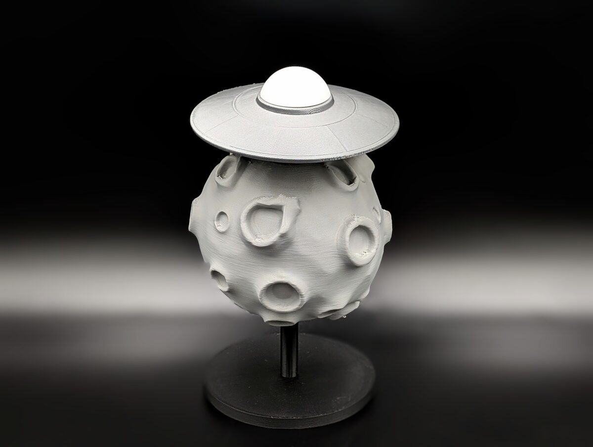 Parked on the Moon UFO Figure - No AMS